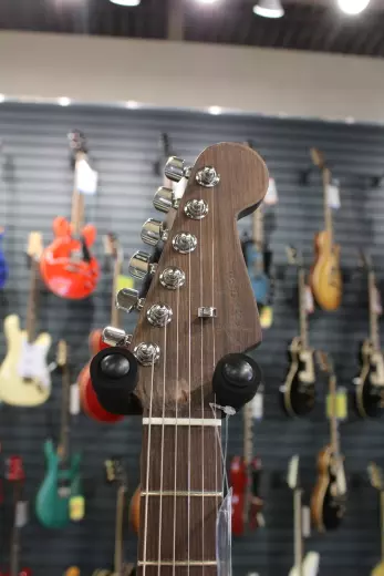 Fender - Limited Edition American Professional II Stratocaster with Case - Shell Pink 2